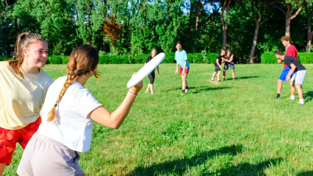 How to Teach Ultimate Frisbee in Middle School PE (Complete Beginner Teacher Guide)